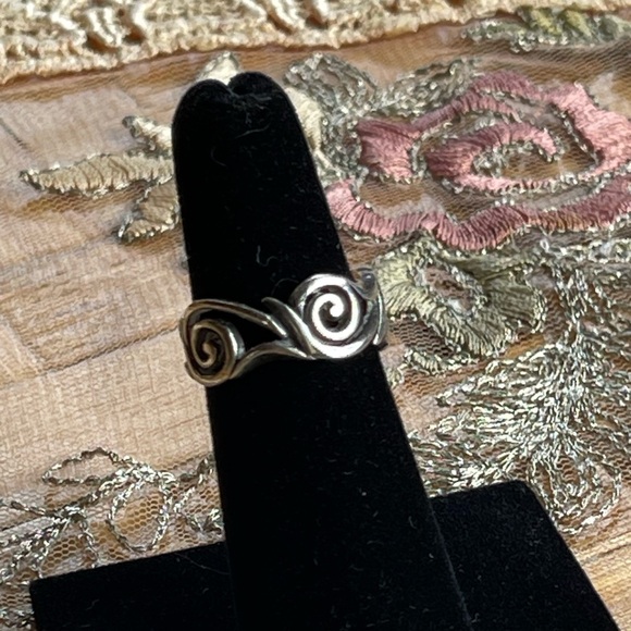 Sterling silver rose & thorn band ring - Picture 7 of 8